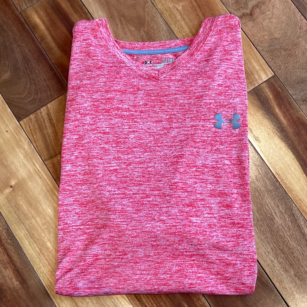 Men’s XL Under Armour red loose fitting short sleeve v-neck tee
